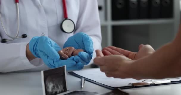 Gynaecoloog Geeft Model Van Baby Foetus Aan Vrouw Gynaecologische Kliniek — Stockvideo
