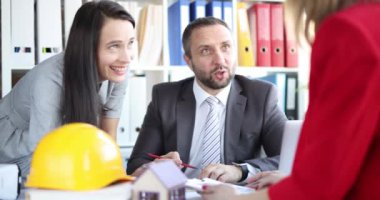 Mühendislerden oluşan bir ekip ofiste toplanıp bir inşaat projesini ve yerleşim alanı planını tartışacaklar. İnşaat şirketi konsepti üzerine çalışmak