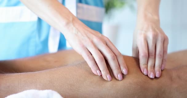 Mani Terapeuta Massaggio Professionale Fanno Massaggio Benessere Gambe Piedi Cliente — Video Stock