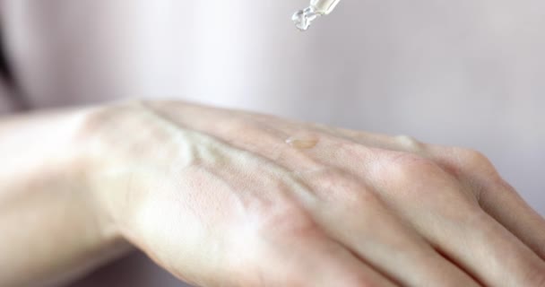 Γυναικεία Χέρια Εφαρμόζουν Καλλυντικό Ορό Από Μπουκάλι Πιπέττα Υγειονομική Περίθαλψη — Αρχείο Βίντεο