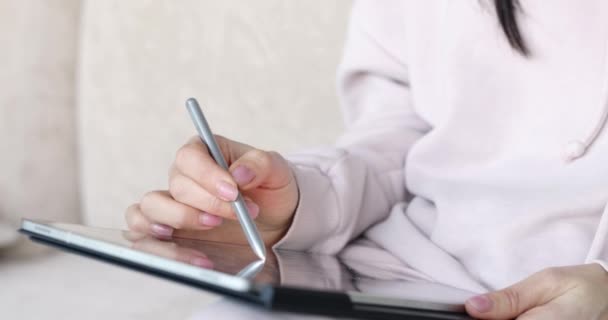 Digitaal Kunstenaar Meisje Tekent Met Stylus Tablet Training Leert Gebruik — Stockvideo