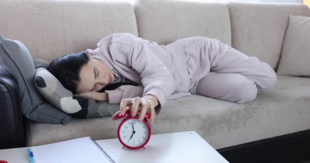 熟睡的懒惰女人躺在沙发上 关掉了闹钟 日间睡眠和抑郁的概念 — 图库视频影像