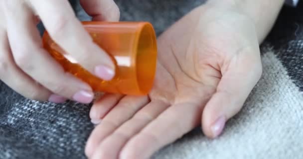 女性の手は腕の魚油錠でビタミンオメガ3を取ります 冷たい概念のためのビタミン — ストック動画
