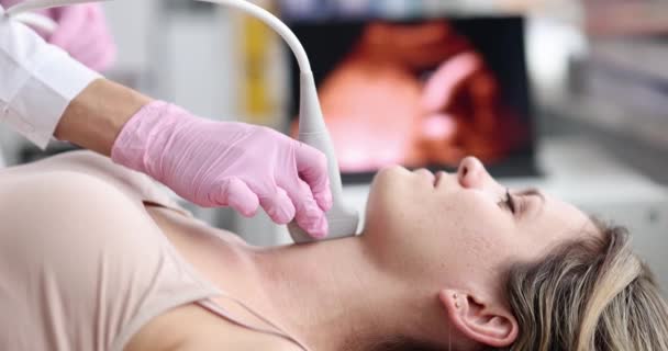 Genç Beyaz Kadın Kadın Doktorun Ofisinde Ultrason Ile Tiroid Bezi — Stok video