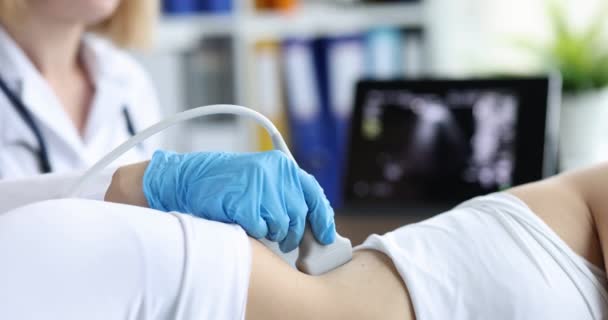 超音波セッションを実施し 患者に腎臓医師を検討するプロセス 腎臓および尿路の概念の病気の診断 — ストック動画