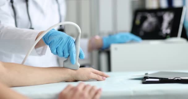 Dokter Doet Ultrasoon Onderzoek Van Patiëntenhanden Pijn Armen Handen Diagnose — Stockvideo