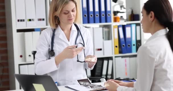 Arzt Zeigt Patientinnen Silikon Brustimplantate Zur Erhöhung Der Brustdrüsen Plastische — Stockvideo