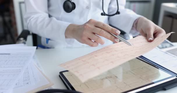 Médecin Tient Comprimé Avec Cardiogramme Cœur Clinique Étude Système Cardiovasculaire — Video