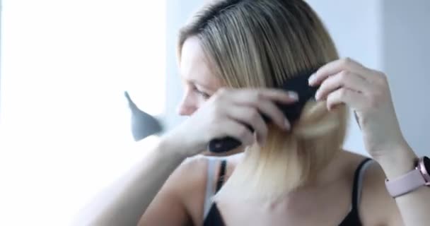 Potret Wanita Menjerit Dengan Sisir Dan Kehilangan Rambut Yang Parah — Stok Video