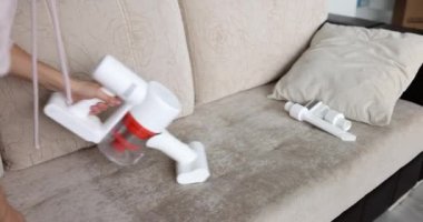 Beyaz mobilya elektrikli süpürge ve kirli kanepe. Elektrikli süpürge temizlik evi ve mobilya temizlikçisi ya da özel ev temizleme servisi konsepti