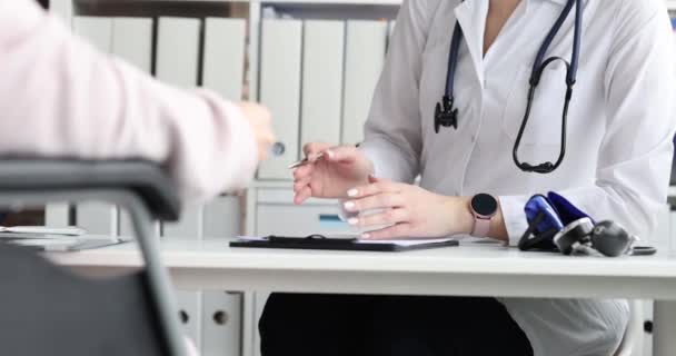 Dokter Communiceert Met Gehandicapte Patiënten Een Rolstoel Kliniek Revalidatie Het — Stockvideo