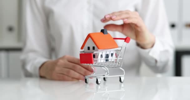 Kaufen Sie Einkaufswagen Für Haus Und Immobilien Makler Bietet Wohnungsbaukonzept — Stockvideo