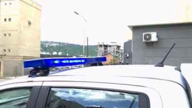 Şehirde polis ekipmanı ve güvenlik feneri olan bir SWAT aracı. 911 konseptini ara