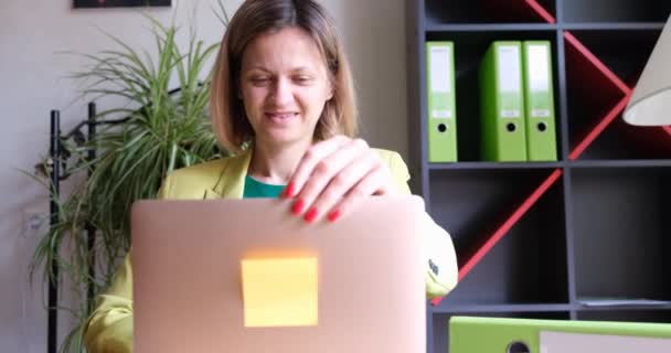 Sorrindo Bela Mulher Negócios Abre Laptop Para Começar Trabalho Início — Vídeo de Stock