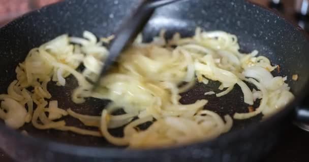 Smażona Świeża Cebula Oleju Patelni Chrupiące Smażona Cebula Koncepcja Gotowania — Wideo stockowe
