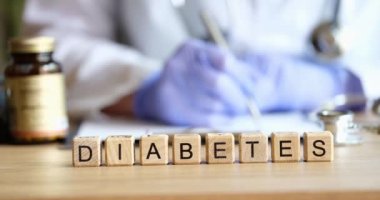 Klinikteki doktorun arka planında bulunan ahşap harflerden çıkan diyabet hastalığı. Diyabet kavramının teşhisi için tedavi