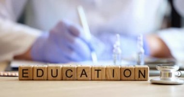 Deneyimli bir doktorun sağlık eğitimi ve profesyonel gelişimi. Tıp eğitimi ve doktor olarak kariyer