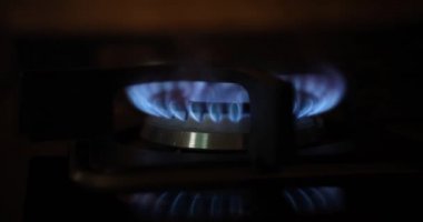 Ocakta ve gaz ocağında yanan mavi gaz. Benzin krizi ve yükselen fiyatlar