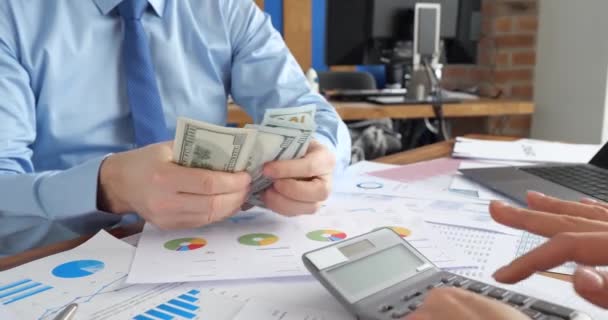 Zakelijke Partners Overwegen Financiële Winst Transactie Succesvol Inkomen Inkomen Geld — Stockvideo
