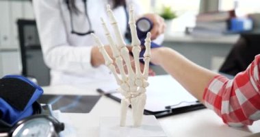 Yaralar ve bilek rahatsızlıkları için ilk yardım ve tedavi. Travmatolog hasta kliniği konseptiyle ilgileniyor.