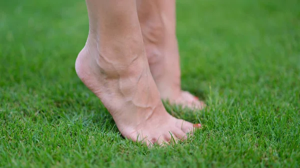 Çıplak Kadın Ayakları Parmak Uçlarında Yeşil Çimlerin Üzerinde Dikiliyor Yoga — Stok fotoğraf