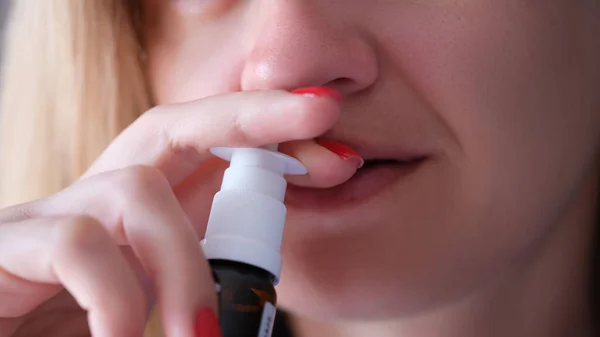 女性は血管収縮剤で彼女の鼻を注入が閉じます 急性副鼻腔炎治療の概念 — ストック写真