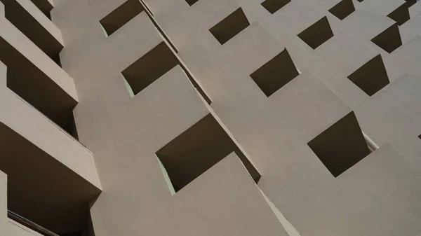 正方形のパターンを持つ茶色の建物のファサードが背景を閉じます 建築設計 建築コンセプト — ストック写真