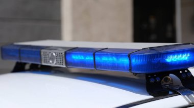 Kırmızı ve mavi uyarı ışıkları olan polis arabası. Çatıda ışık paneli ve siren, ambulans belediye polisi.