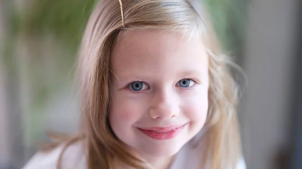 Porträt Eines Schönen Kleinen Mädchens Mit Blauen Augen Positiv Kindisches — Stockfoto