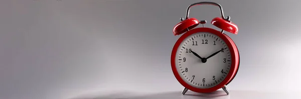 Reloj Despertador Clásico Rojo Pie Sobre Fondo Gris Primer Plano — Foto de Stock