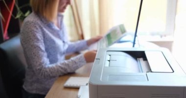 Kadın yazıcıda analitik istatistikleri yazdırıyor. Mali rapor hazırlama