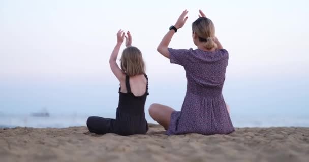 Matka Córka Uprawiają Jogę Plaży Relaksująca Gimnastyka Koncepcji Plaży — Wideo stockowe