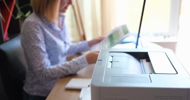 妇女在打印机上打印分析统计数字 财务报告的编制 — 图库视频影像