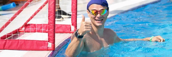 Αθλητής Στην Πισίνα Χαμογελαστός Και Σηκωμένους Τους Αντίχειρες Πόλο Τερματοφύλακας — Φωτογραφία Αρχείου
