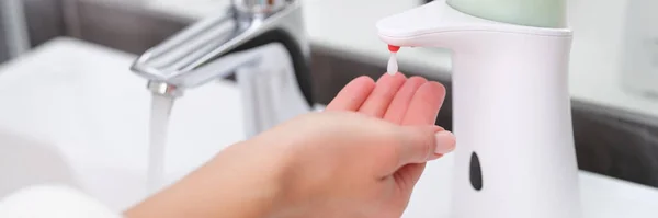 Een Druppel Zeep Van Een Dispenser Druipt Een Vrouwenhand Close — Stockfoto