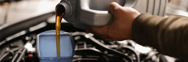 Man Pours Engine Oil Car Close Service Service Station Vehicle — Stockfoto