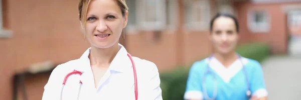 Ärztin Und Krankenschwester Stehen Der Nähe Der Klinik Großaufnahme Verschwommen — Stockfoto