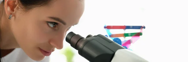 Hermosa Mujer Mira Través Microscopio Vista Perfil Primer Plano Investigación — Foto de Stock