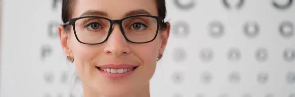 Egy Gyönyörű Női Szemész Portréja Közelről Szemrevételezéses Vizsgálat Szemüvegek Keretek — Stock Fotó