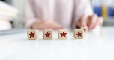 Kişi, beşinci kırmızı yıldızı negatif ya da pozitif geri bildirim ekler. Geribildirim ve öneri kavramı