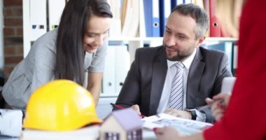 Profesyonel güvenlik mühendisleri inşaat projesini tartışıyorlar. Genel müteahhit hizmetleri kavramı