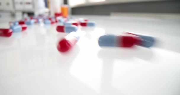 Çeşitli Tıbbi Haplar Masaya Saçılmış Vitamin Uyuşturucu Kullanımının Kontrolsüz Kullanımı — Stok video
