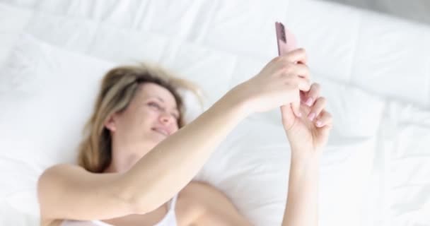Krásná Mladá Žena Vezme Selfie Domů Postele Video Hovor Komunikace — Stock video