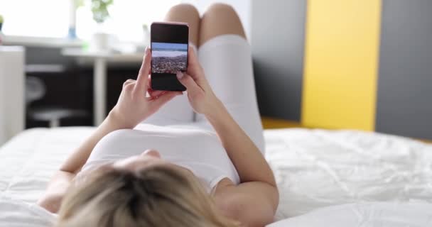 Žena Používající Moderní Smartphone Prohlíží Fotografie Relaxace Posteli Doma Detailní — Stock video