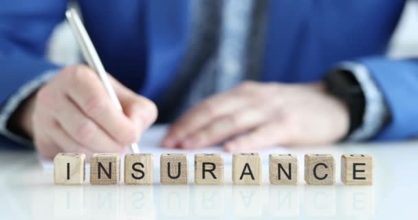 個人代理人は保険契約を履行する 保険の安全性と保護の概念 — ストック動画