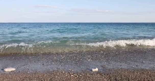 Vista Panoramica Della Spiaggia Con Onde Riva Pietra Nella Giornata — Video Stock