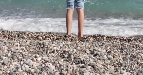 Pernas Criança Shorts Pelo Mar Dia Ensolarado Visão Traseira Verão — Vídeo de Stock