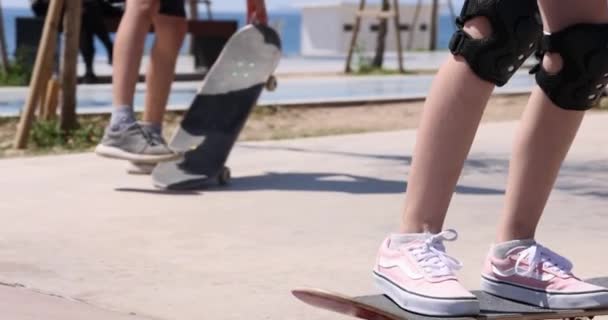 Tırabzanlara Atlamadan Önce Kaykaycı Bacakları Çocuk Konsepti Için Kaykay Eğitimi — Stok video