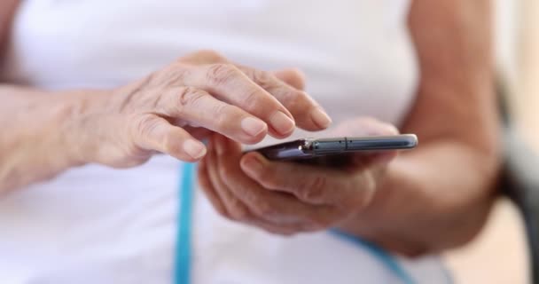 Les Mains Femme Âgée Tiennent Smartphone Textos Dans Chat Famille — Video