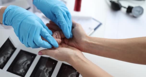 Gynaecoloog Geeft Vrouw Model Van Menselijke Foetus Hand Van Het — Stockvideo